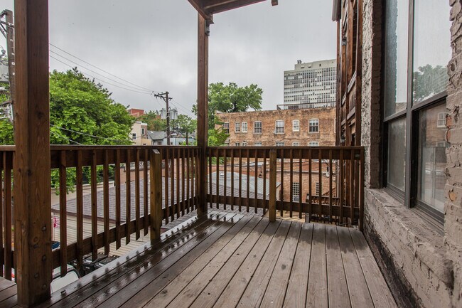Building Photo - 2336 N Clark St