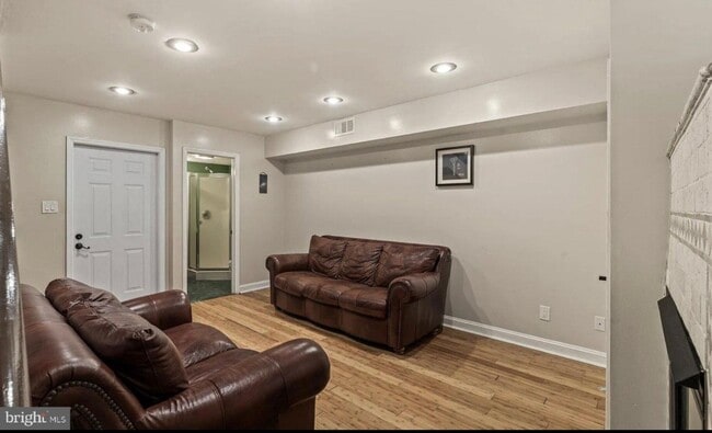 Building Photo - Beautiful 4 Bed, 3 Bath Ready For Rent!