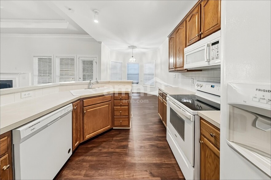 Building Photo - 4700 Greenfield Way Dr