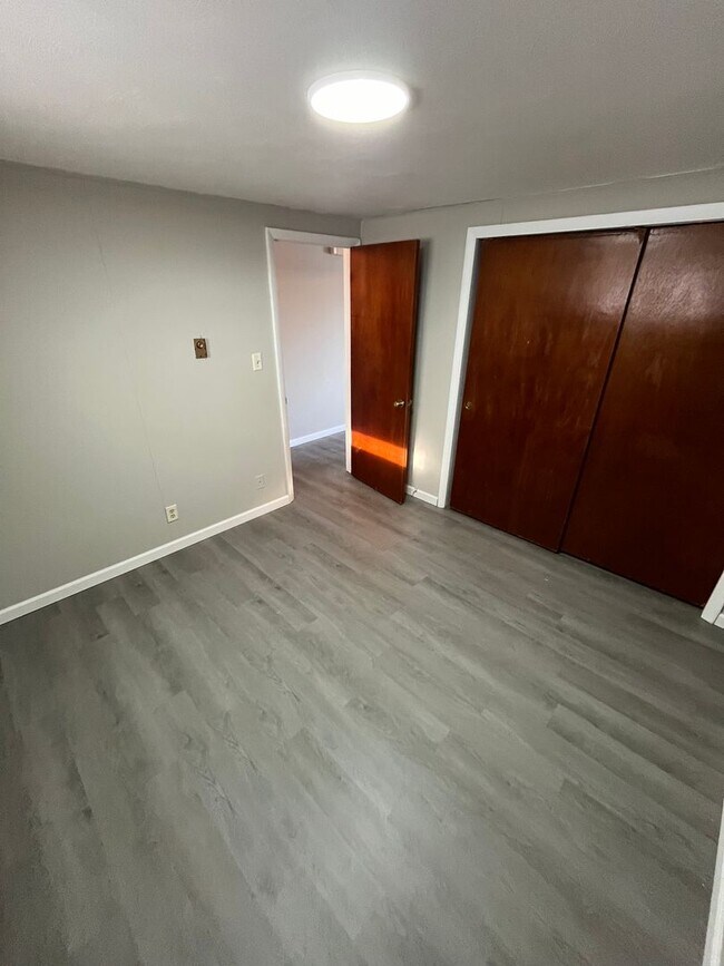 Building Photo - 118-124 Maple Lane