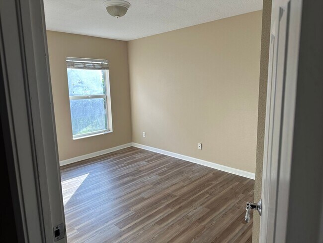 Building Photo - Beautiful Home Located in Great Community with all the Amenities.
