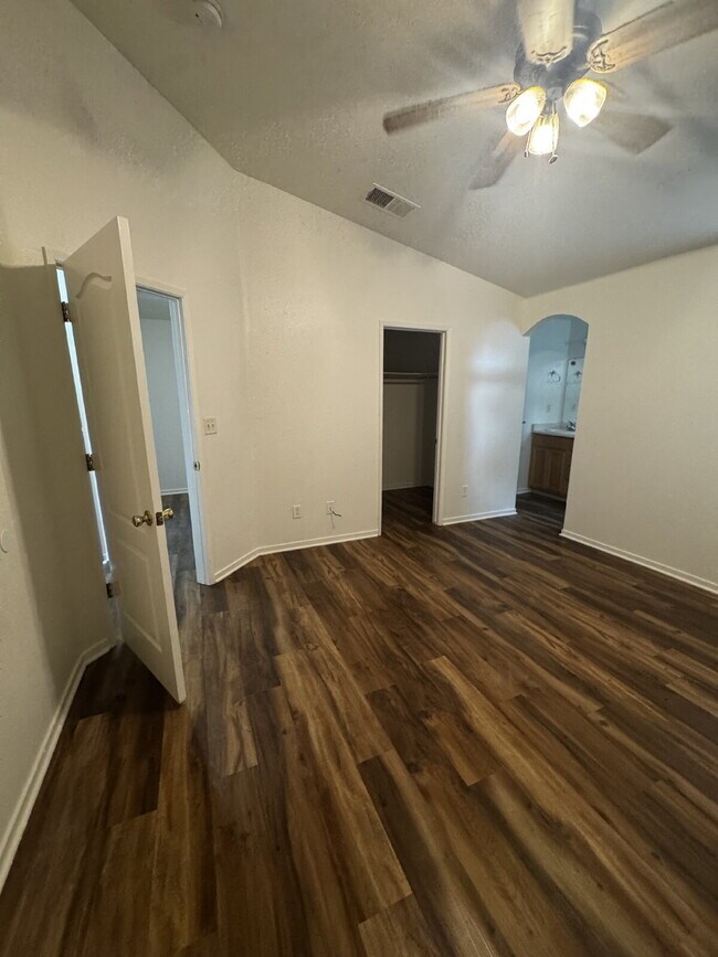 Building Photo - 3-bedroom, 2-bath home in the desirable Beachwood area of West Merced