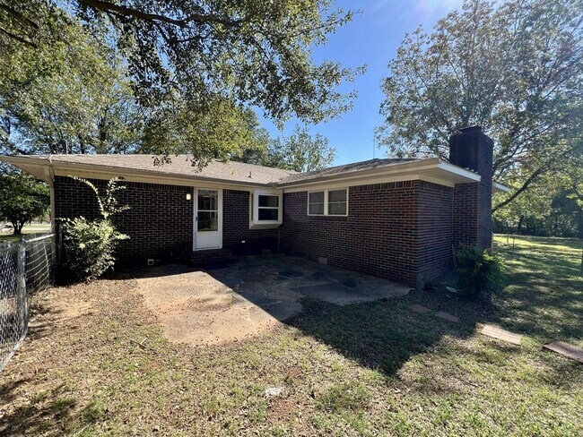 Building Photo - 3 Bedroom Home in Greenwood!