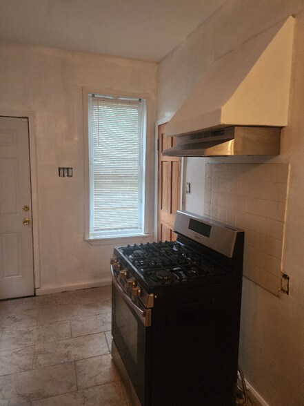 Building Photo - 1400 S 52nd St