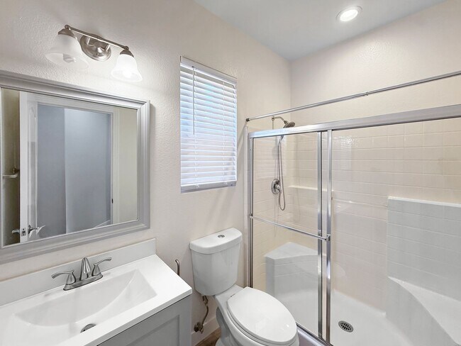 Building Photo - Beautiful 4BR + Office / 3BA Home in Prime...