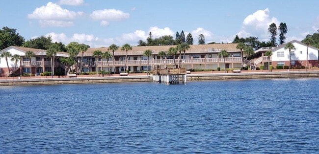 Building Photo - 650 Pinellas Point Dr S