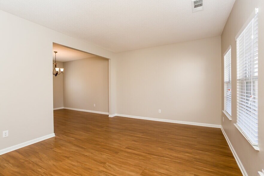 Building Photo - 1607 Thornwick Trace