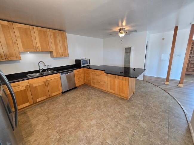 Building Photo - Pacific Beach 2-br House + Garage