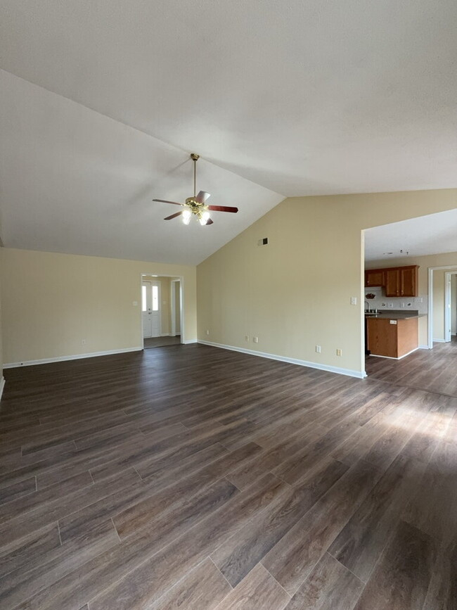 Building Photo - Three Bedroom Two and Half Full Bathroom R...