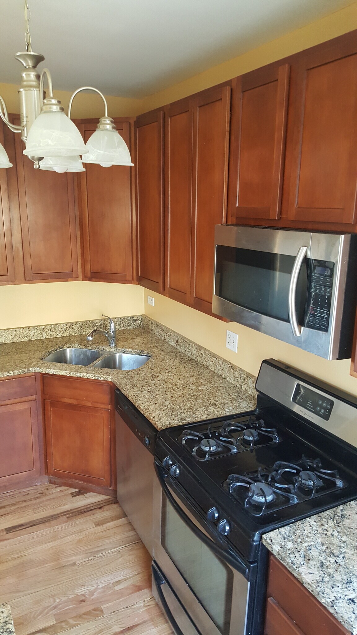 Building Photo - 2243 W Rosemont Ave