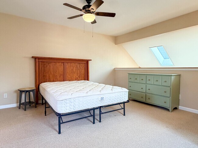 Building Photo - Open and Bright Corner Unit