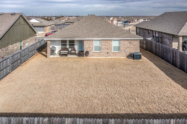 Building Photo - Stunning home in Choctaw