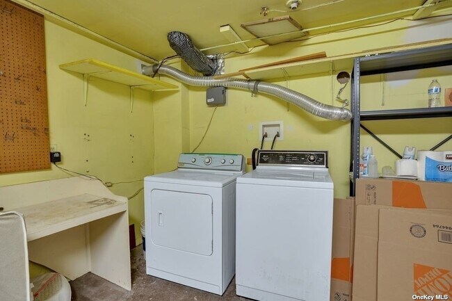 Building Photo - 3049 Clubhouse Rd