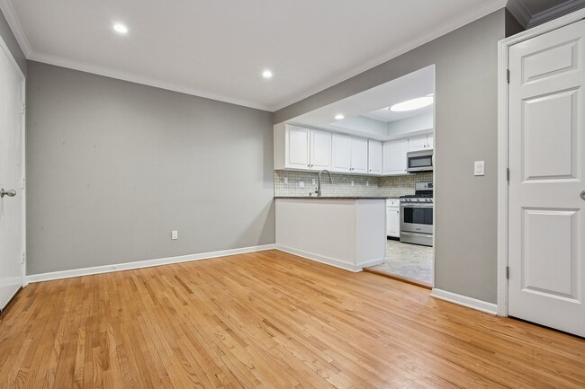 Building Photo - 13 Eton Ct