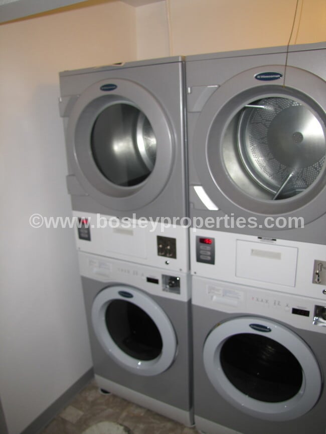 Building Photo - Extra Large 2 bedroom 1.5 Bath Centrally L...
