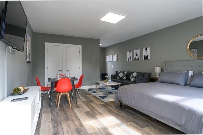 Building Photo - 1020 N Victoria Park Rd