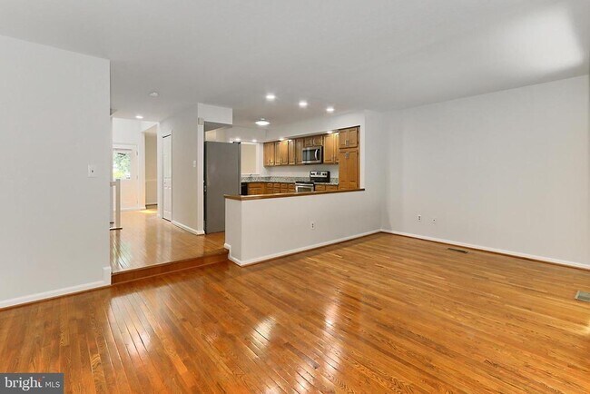 Building Photo - 4021 Lake Glen Rd