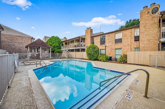 Building Photo - 2110 Wilcrest Dr