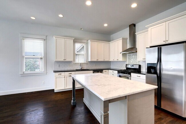 Building Photo - EAST NASHVILLE - FOUR BEDROOM Historic Home with amazing views of Nashville Skyline!