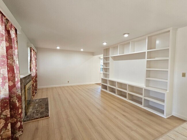Building Photo - REGAL 4 Bed/3 Bath Home in FREMONT