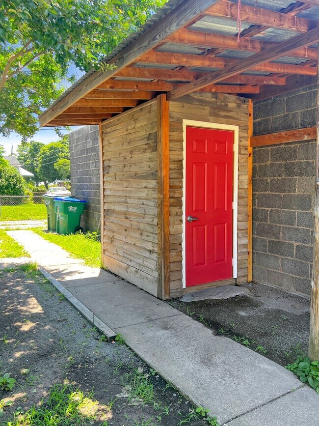 Building Photo - Classic Richmond Row House Steps from Byrd...