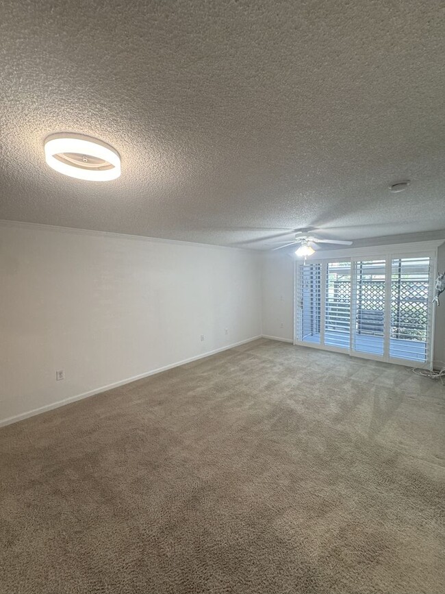 Building Photo - Beautiful Condo in the Fountains near beaches