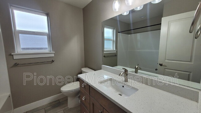 Building Photo - 601 SE Rose Ridge Dr