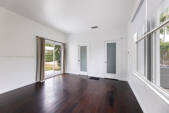Building Photo - 610 Sabal Palm Rd