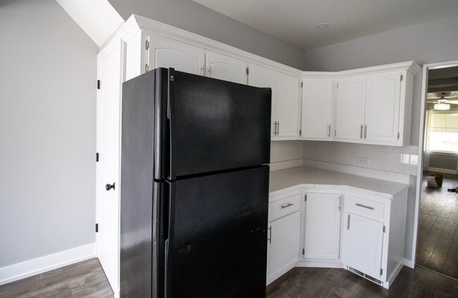 Building Photo - 3725 W 60th St
