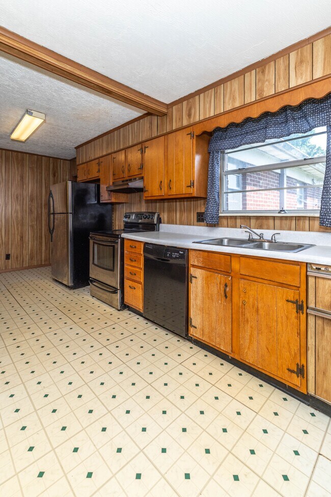 Building Photo - 102 Eastwood Dr