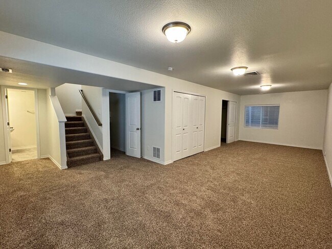 Building Photo - Like new 3 bedroom w/ basement in Enclaves...