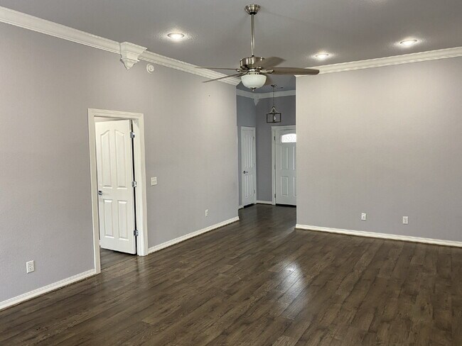 Building Photo - 572 Branchwood Ave