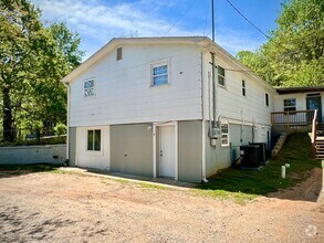 Building Photo - 1-Bedroom with Bonus Room! Housing Voucher...
