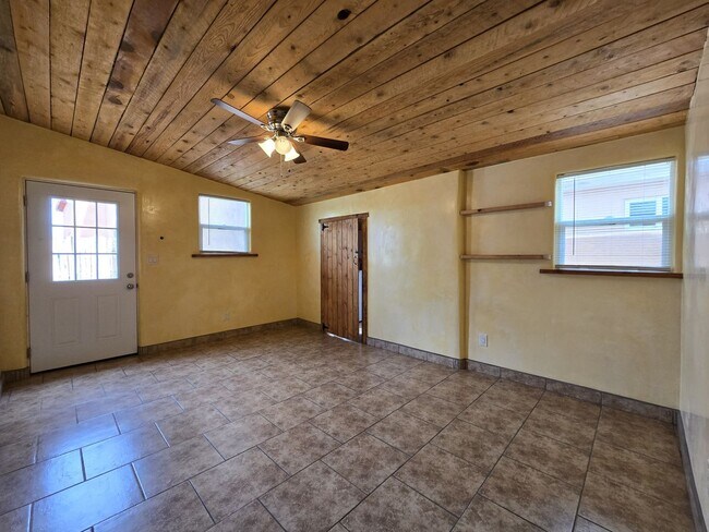 Building Photo - 941 Agua Fria St