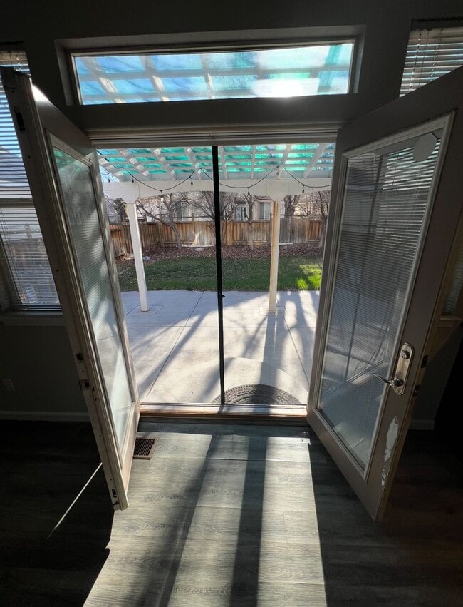 Building Photo - Charming Spacious 3 Bedroom Home