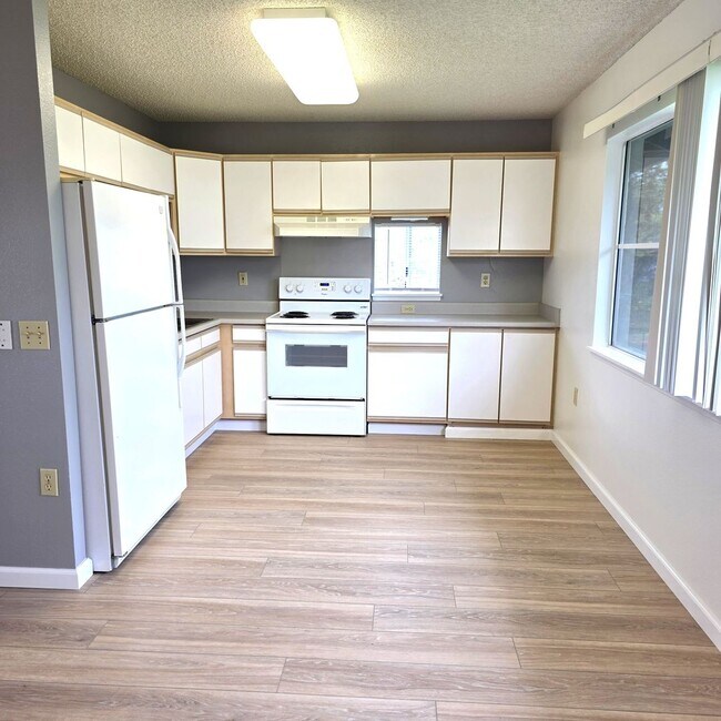 Building Photo - Crescent Lane Townhouse - 1 bedroom, 1 bath, 2 parking!
