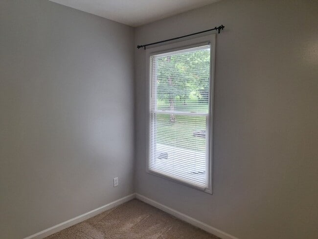 Building Photo - 4bd/3 bath located in desirable neighbor i...