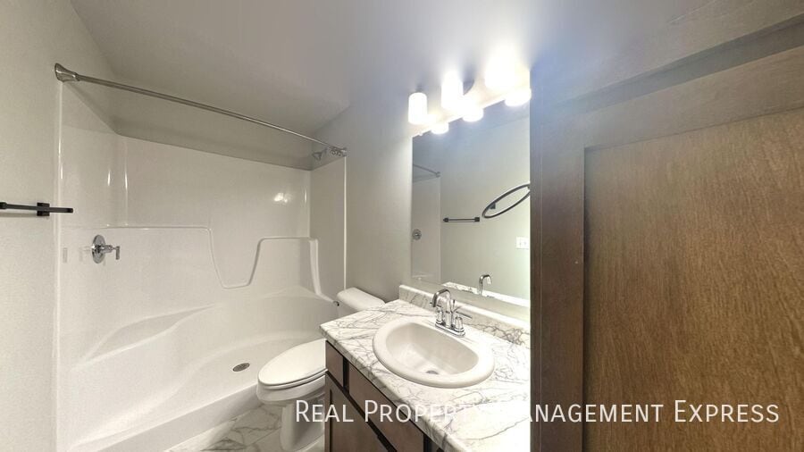 Building Photo - Stunning 3-Bedroom 2.5-Bathroom Townhome