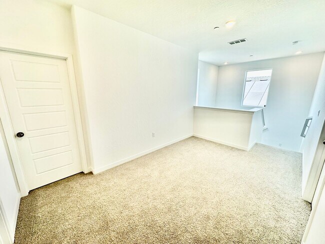 Building Photo - Newly-Built NextGen 5 bed 3.5 bath Lennar ...