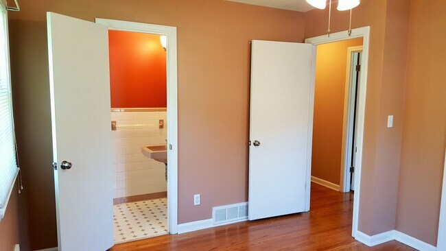 Building Photo - Great, 3 Bedrooms, 1.5 Baths, Brick Ranch ...