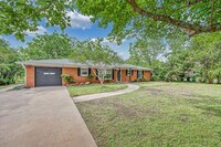 Building Photo - 311 Newland Dr