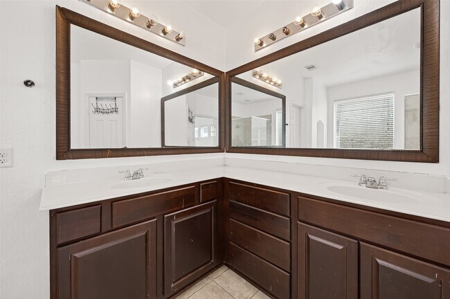 Building Photo - 5519 Jay Thrush Dr