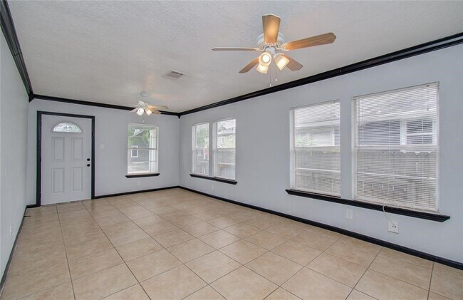 Building Photo - 5319 Bell St