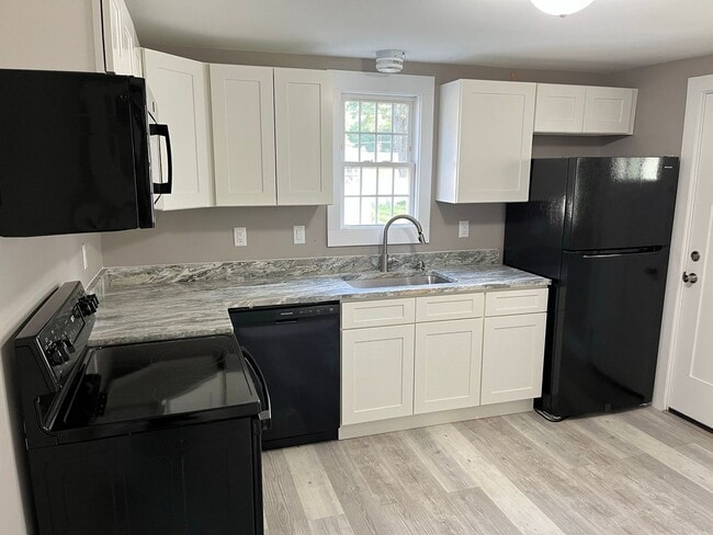 Building Photo - Fully Remodeled Cape Style Home in Manchester, CT