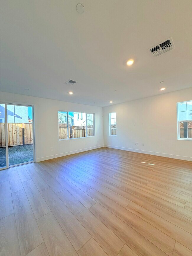 Building Photo - 397 N Paso Robles Dr