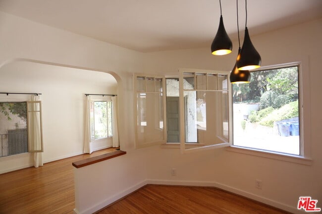 Building Photo - 2256 Silver Ridge Ave