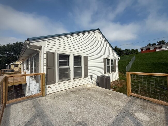 Building Photo - 3 Bedroom 2 Bathroom Home in Greeneville, TN