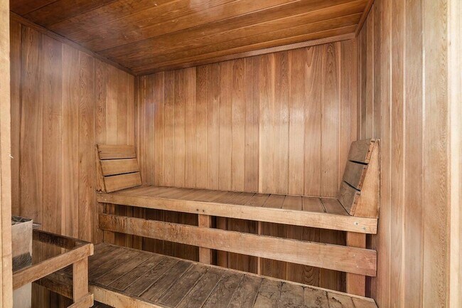 Building Photo - 616 Clearwater Park Rd