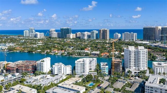 Building Photo - 9821 E Bay Harbor Dr