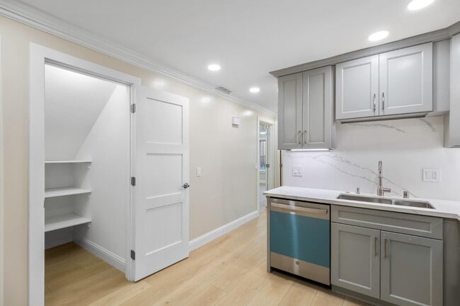 Building Photo - 2546 35th Ave